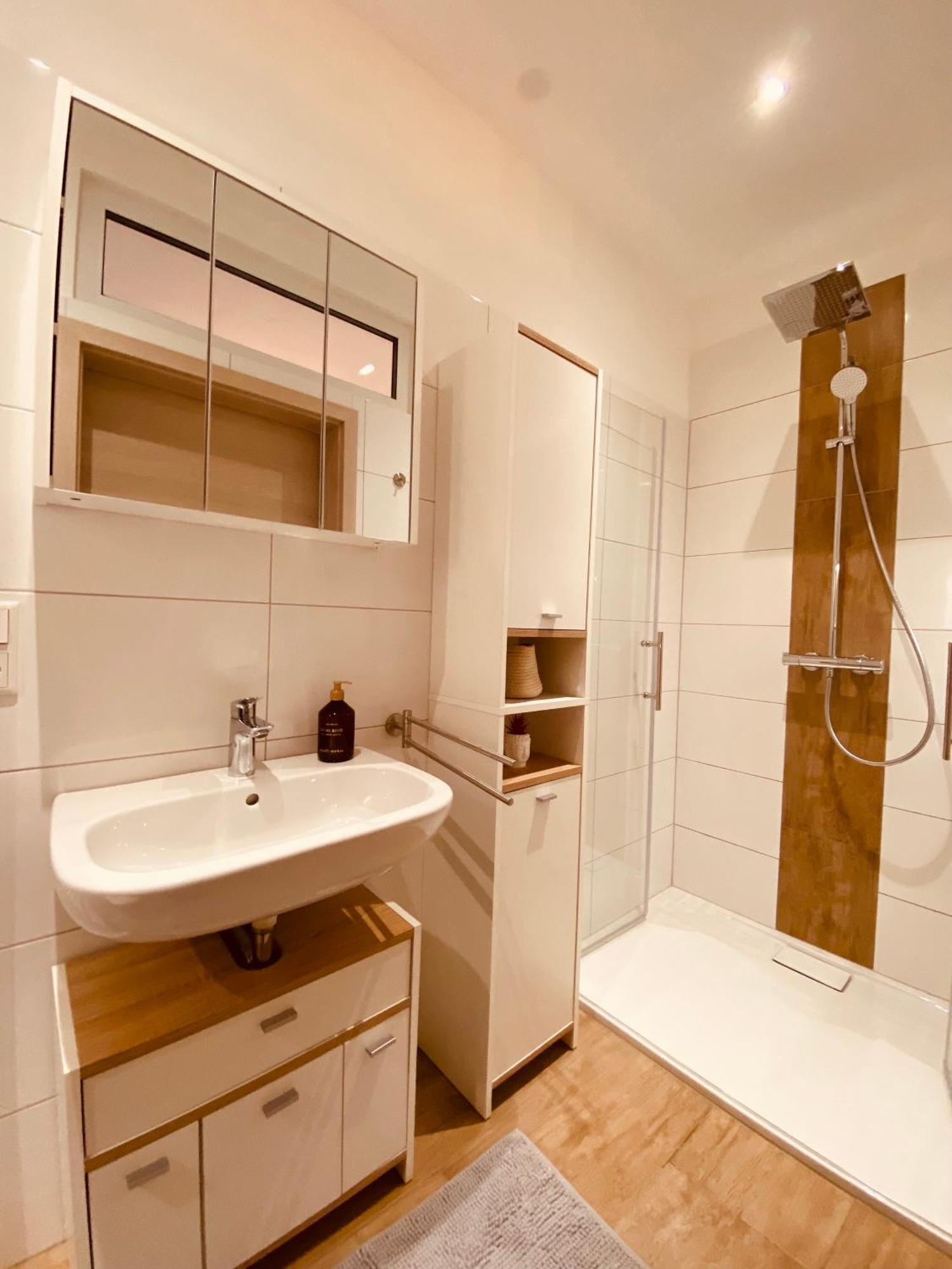 Hochwertige Ferienwohnung Mit 7Qm Balkon, Netflix, Kaffeeautomat, Rainshower Bad Zwickau Exterior photo